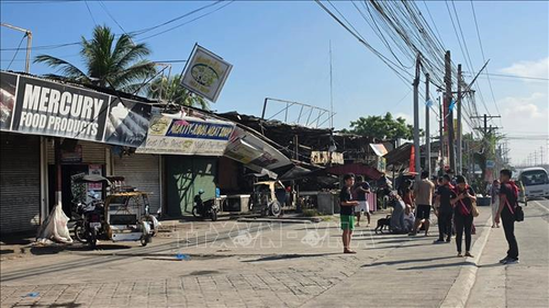 Nhiều cửa hàng bị hư hại sau động đất ở thành phố General Santos, Philippines ngày 8-6.
