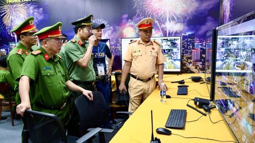 Lãnh đạo Công an TP Đà Nẵng kiểm tra công tác bảo vệ pháo hoa tại trung tâm chỉ huy.