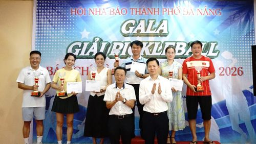 Ban Tổ chức trao giải Nhất, Nhì, Ba cho các cặp đấu đôi nam-nữ.
