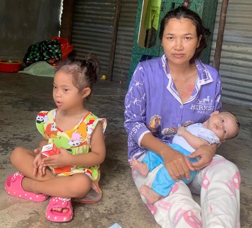 Chị Siu H’Truin cùng 2 con mắc bệnh hiểm nghèo. Ảnh: HPHH