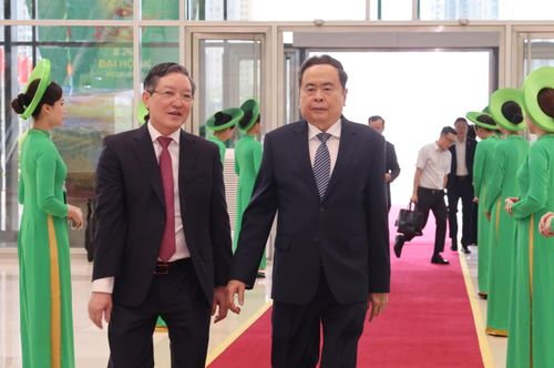 Chủ tịch Quốc hội Trần Thanh Mẫn tới dự khai mạc Đại hội IX Hội Nông dân Việt Nam, sáng 8-6. Ảnh: QUANG PHÚC