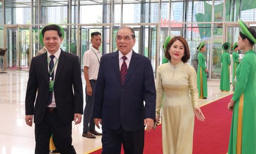 Nguyên Tổng Bí thư Nông Đức Mạnh tới dự khai mạc Đại hội IX Hội Nông dân Việt Nam, sáng 8-6. Ảnh: QUANG PHÚC