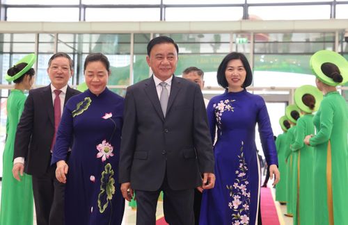 Thường trực Ban Bí thư Trần Cẩm Tú tới dự khai mạc Đại hội IX Hội Nông dân Việt Nam, sáng 8-6. Ảnh: QUANG PHÚC
