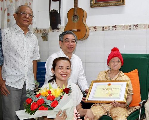  Phó Bí thư Thành ủy TPHCM Nguyễn Phước Lộc chúc thọ cụ bà Lê Thị Sẽ. Ảnh: DŨNG PHƯƠNG 