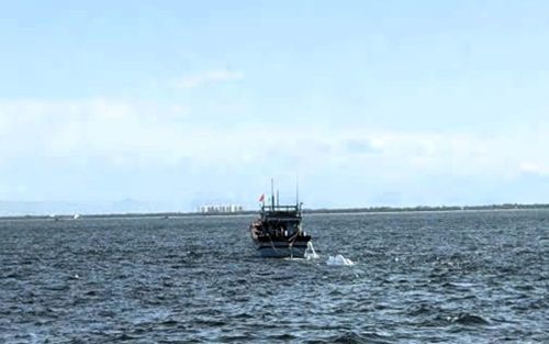  Tàu cao tốc QNa-1108 gặp nạn được tàu cá kéo vào Cửa Đại 