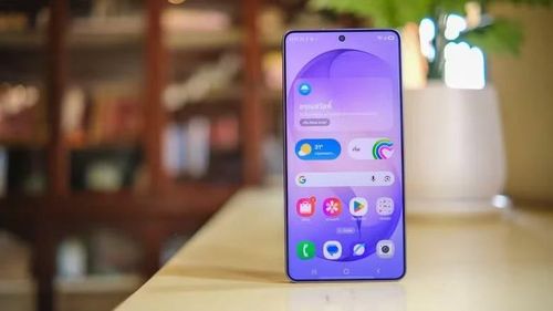 Về bản chất, RAM Plus không tạo thêm RAM vật lý mới mà chỉ tận dụng một phần bộ nhớ trong hoặc phân bổ vùng nhớ đặc biệt để làm RAM ảo, giúp hệ thống có thêm không gian lưu trữ tạm thời khi bộ nhớ chính bị quá tải, nhưng tốc độ truy xuất của khu vực này luôn chậm hơn đáng kể so với RAM thật.