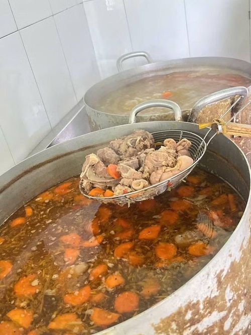 Nhà bếp Trường Phổ thông Dân tộc nội trú THCS và THPT Nam Trà My cải thiện dinh dưỡng trong khẩu phần ăn của học sinh giai đoạn trước kỳ thi tốt nghiệp THPT.