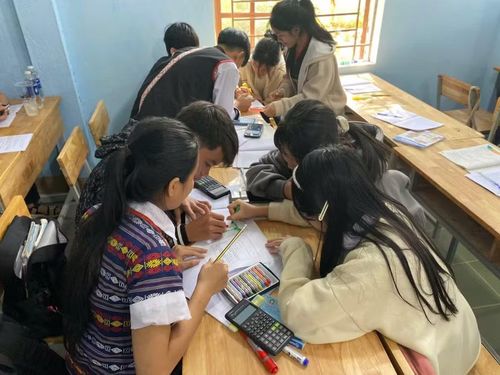 Học sinh Trường Phổ thông Dân tộc nội trú THCS và THPT Nam Trà My ôn tập theo bộ môn.