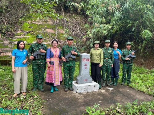 Cán bộ, chiến sĩ Đồn Biên phòng Nậm Nhừ cùng thành viên “Tổ phụ nữ tự quản đường biên, cột mốc” bản Nậm Nhừ 1 tuần tra, kiểm tra khu vực mốc quốc giới. Ảnh: Mùa Tùng