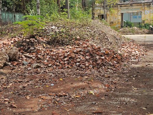 Cảnh hoang tàn bên trong Dinh tỉnh trưởng Gò Công. Ảnh: HÒA HỘI