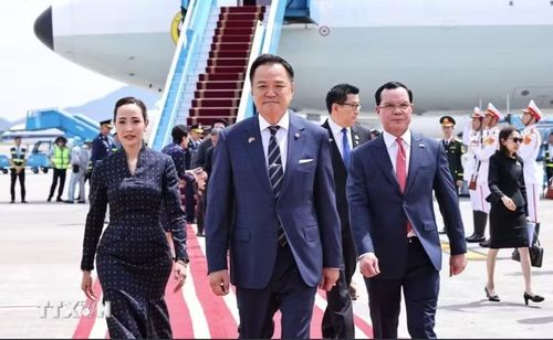Thủ tướng Thái Lan đến sân bay Nội Bài. Ảnh: TTXVN