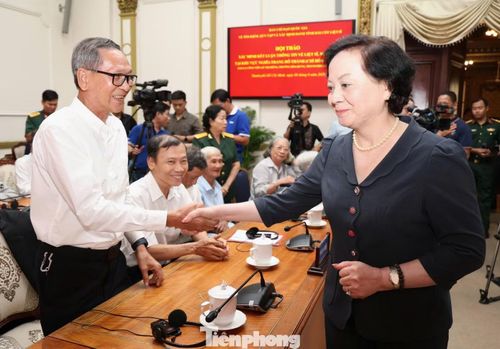 Phó Thủ tướng Phạm Thị Thanh Trà thăm hỏi, cảm ơn các nhân chứng lịch sử. Ảnh: Ngô Tùng