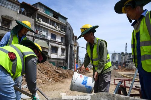 Những ngày đầu tháng 6, Hà Nội bước vào đợt nắng nóng gay gắt. Trên công trường dự án Vành đai 1 đoạn Hoàng Cầu - Voi Phục, không khí thi công vẫn diễn ra khẩn trương bất chấp thời tiết khắc nghiệt.