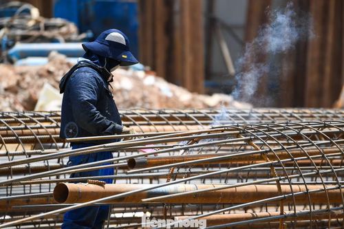 Dưới cái nắng như thiêu đốt, các công nhân vẫn miệt mài thực hiện nhiều hạng mục khác nhau, từ lắp đặt bó vỉa, hàn kết cấu thép đến hoàn thiện các hạng mục kỹ thuật trên tuyến.