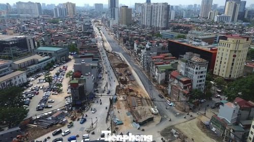 Vành đai 1 đoạn Hoàng Cầu - Voi Phục là dự án giao thông trọng điểm của Hà Nội, giữ vai trò giảm ùn tắc khu vực nội đô. Dù phải làm việc dưới cái nóng gay gắt của mùa hè miền Bắc, những người công nhân vẫn bền bỉ bám công trường, góp phần đưa dự án sớm hoàn thành và phục vụ nhu cầu đi lại của người dân.