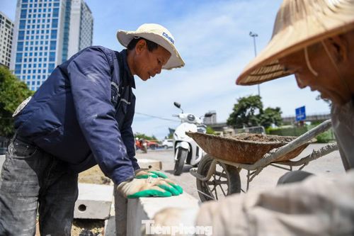 Khoác trên mình lớp bảo hộ dày, đội mũ cứng, đeo khẩu trang và găng tay kín mít, người lao động phải làm việc trong điều kiện thời tiết khắc nghiệt. Mồ hôi thấm đẫm lưng áo chỉ sau ít phút làm việc ngoài trời.