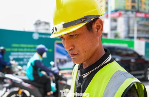 Anh Nguyễn Văn Hùng, công nhân thi công tại dự án, cho biết khoảng thời gian từ 11h đến 15h là lúc vất vả nhất. “Đứng gần máy móc và mặt đường bê tông nóng hầm hập, cảm giác như làm việc trong lò nung. Dù vậy, anh em vẫn cố gắng bám công trường để đảm bảo tiến độ”, anh chia sẻ.