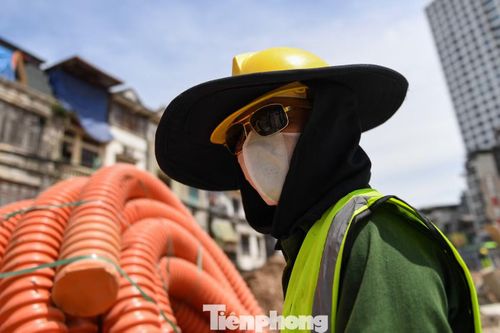 Để giảm tác động của nắng nóng, các nhà thầu điều chỉnh thời gian làm việc, tăng cường thi công vào sáng sớm và chiều tối. Nước uống cùng các điểm nghỉ tạm cũng được bố trí chu đáo để phục vụ người lao động.