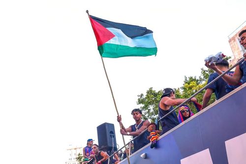 Yamal vẫy cờ Palestine.