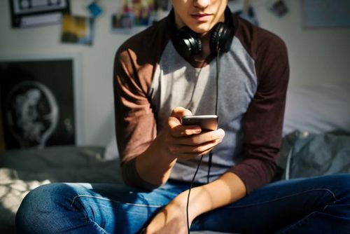 Các chàng trai thuộc Gen Alpha có xu hướng tìm "bạn gái AI", thay vì hẹn hò thực sự. Ảnh: Rawpixel