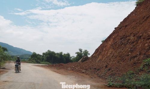 Nguy hiểm hơn, tại các vị trí ta luy âm và ta luy dương, các điểm sạt trượt đất đá vẫn tiếp tục xuất hiện sau mỗi đợt mưa lũ, đe dọa trực tiếp đến tính mạng của người qua đường.