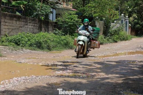  Chính sự chậm tiến độ dự án trễ này đã đẩy người dân địa phương vào một tình thế vô cùng khốn khổ. Khảo sát thực tế toàn bộ tuyến đường cho thấy, đường giao thông tại đây đang bị băm nát. 
