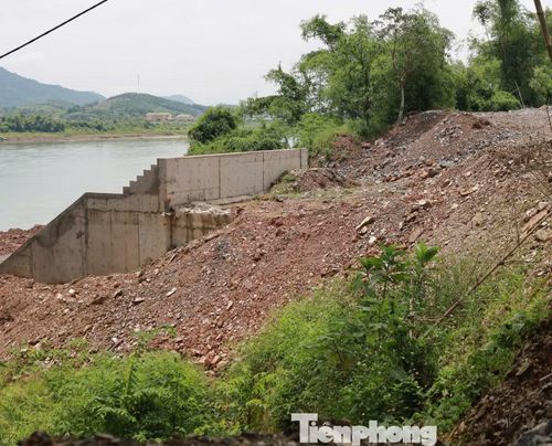 Bà Bùi Thị Bình, xã Thịnh Minh ngao ngán nói, tuyến đường hiện hữu quá nhỏ hẹp, lại bị băm nát bởi công trình thi công dở dang khiến việc vận chuyển các loại nông sản, nguồn thu nhập chính của người dân nơi đây gặp muôn vàn khó khăn, chi phí bị đẩy lên cao. “Trời mưa, ổ voi, ổ gà khiến tôi ngã xe máy 2 lần, rất may chỉ xây xước”, bà Bình nói.