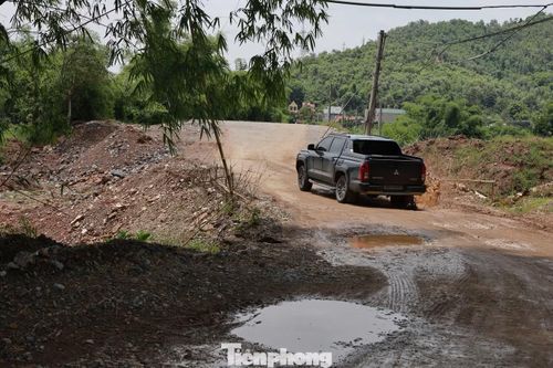  Mặt đường nham nhở đất đá, mưa xuống là biến thành những vũng bùn lầy trơn trượt, tiềm ẩn nguy cơ xảy ra tai nạn giao thông. 