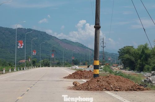 Bà Bình cho biết, người dân ngày đêm mong mỏi các cơ quan ban ngành tỉnh sớm vào cuộc quyết liệt, kiểm tra, đôn đốc nhà thầu tập trung nguồn lực để đẩy nhanh tiến độ.