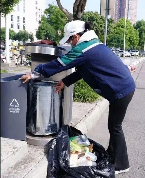 Công việc thường ngày của cô Li. Ảnh: Baidu
