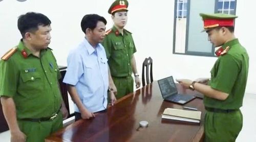 Cơ quan Cảnh sát điều tra tống đạt các quyết định khởi tố đối với Nguyễn Đức Hưng.