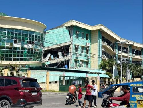 Tình trạng mất điện đã được ghi nhận và người dân được khuyến cáo di chuyển đến khu vực cao hơn. (Ảnh: Reuters)