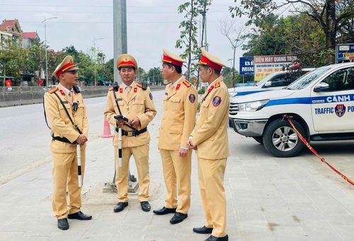 Lực lượng cảnh sát giao thông kiểm tra trên các tuyến đường nhiều phương tiện