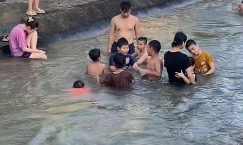 Tiềm ẩn nhiều nguy cơ khi trẻ tự ra sông, hồ tắm không có người lớn trông chừng