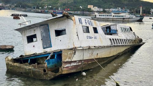 Những con tàu cao tốc được kỳ vọng phát triển giao thông đường biển nay thành nỗi thất vọng của người dân địa phương.