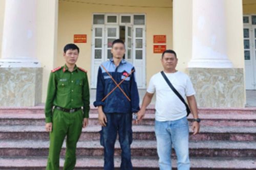 Công an phường Hồng Quang (tỉnh Ninh Bình) đã bàn giao đối tượng Lâm Hoàng Phong cho Cơ quan Cảnh sát điều tra Công an tỉnh Đắk Lắk. (Ảnh: Công an Ninh Bình)