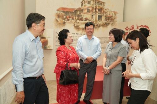 Khách tham quan nhà triển lãm hôm 6/6
