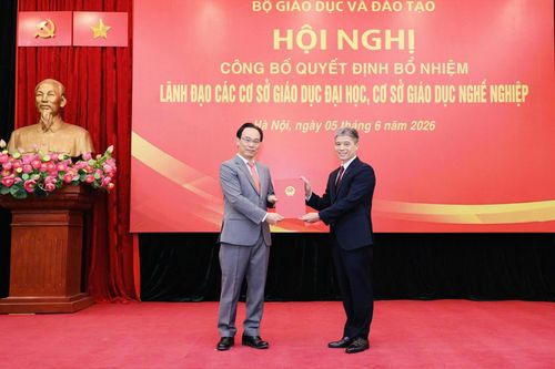 PGS.TS Hoàng Tùng nhận quyết định bổ nhiệm giữ chức Hiệu trưởng Trường Đại học Xây dựng Hà Nội từ Bộ trưởng GD-ĐT Hoàng Minh Sơn