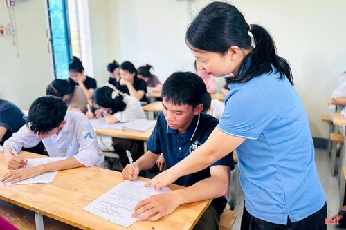 Cô Nguyễn Thị Hoa Lê - giáo viên chủ nhiệm lớp 12A7 Trường THPT Kỳ Anh tổ chức cho học sinh ký cam kết chấp hành các quy định về bảo vệ bí mật nhà nước liên quan đến kỳ thi.