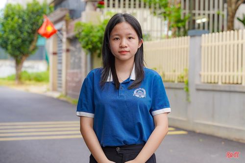 Lê Thùy Phương xuất sắc trở thành thủ khoa đầu vào lớp chuyên Anh, Trường THPT Chuyên Hà Tĩnh.