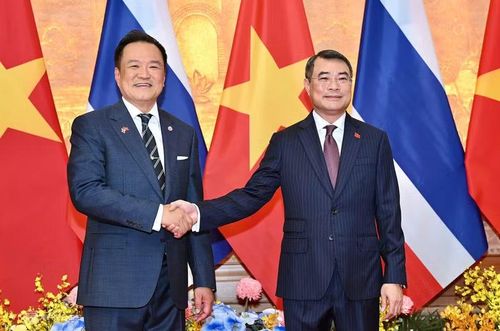 Thủ tướng Lê Minh Hưng và Thủ tướng Anutin Charnvirakul chụp ảnh chung trước hội đàm. Ảnh: Giang Huy.
