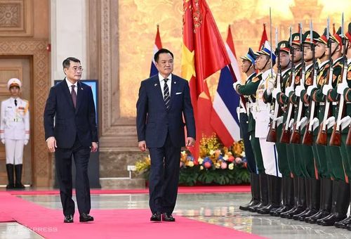 Thủ tướng Lê Minh Hưng và Thủ tướng Anutin Charnvirakul trong lễ đón tại trụ sở chính phủ ngày 8/6. Ảnh: Giang Huy.