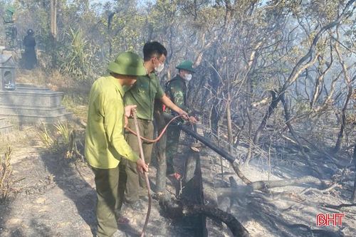 Nhờ triển khai linh hoạt, kịp thời các giải pháp, sau khoảng 40 phút, đám cháy được khống chế. Nguyên nhân vụ cháy đang được các cơ quan chức năng tiếp tục điều tra làm rõ.