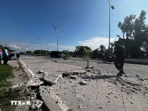 Một đoạn đường bị nứt sau động đất tại tỉnh Nam Cotabato, Philippines ngày 8/6. (Ảnh: THX/TTXVN)