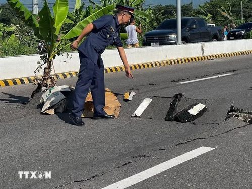 Một đoạn đường bị nứt sau động đất tại tỉnh Nam Cotabato, Philippines ngày 8/6/2026. (Ảnh: THX/TTXVN)