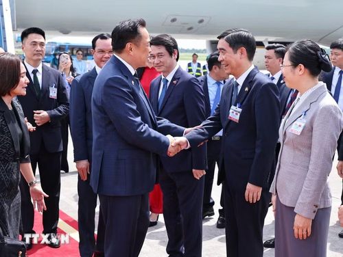Thủ tướng Thái Lan Anutin Charnvirakul đến Hà Nội, bắt đầu thăm chính thức Việt Nam và tham dự Diễn đàn Tương lai ASEAN (AFF) lần thứ ba. (Ảnh: Minh Đức/TTXVN) 