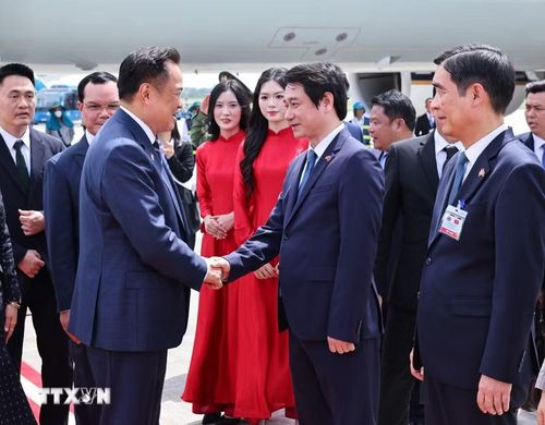 Thủ tướng Thái Lan Anutin Charnvirakul đến Hà Nội, bắt đầu thăm chính thức Việt Nam và tham dự Diễn đàn Tương lai ASEAN (AFF) lần thứ ba. (Ảnh: Minh Đức/TTXVN)