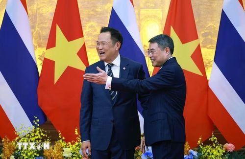 Thủ tướng Lê Minh Hưng với Thủ tướng Vương quốc Thái Lan Anutin Charnvirakul. (Ảnh: Dương Giang/TTXVN)