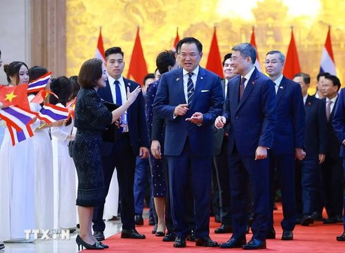 Thủ tướng Lê Minh Hưng và Thủ tướng Vương quốc Thái Lan Anutin Charnvirakul sau hội đàm. (Ảnh: Dương Giang/TTXVN)