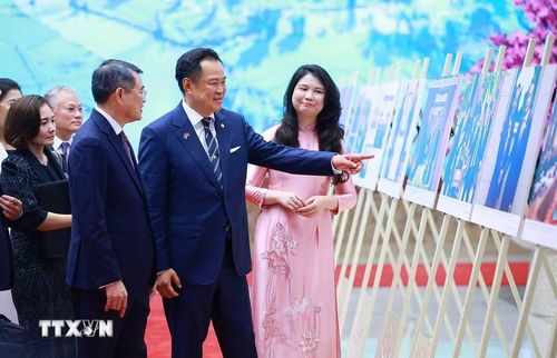 Thủ tướng Lê Minh Hưng và Thủ tướng Vương quốc Thái Lan Anutin Charnvirakul tham quan trưng bày ảnh về quan hệ hợp tác giữa hai nước, do Thông tấn xã Việt Nam thực hiện. (Ảnh: Dương Giang/TTXVN)